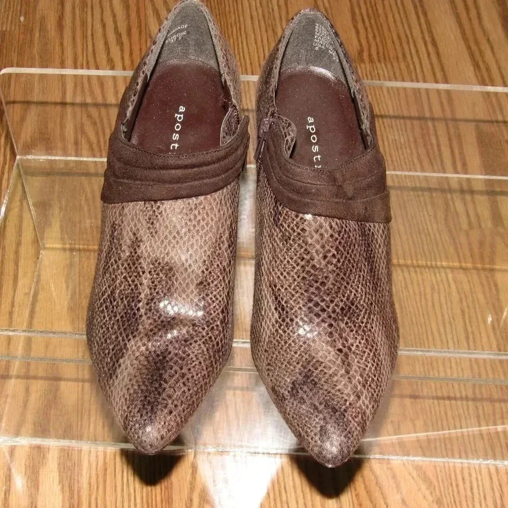 APOSTROPHE Brown Textured Ankle Booties Size 6